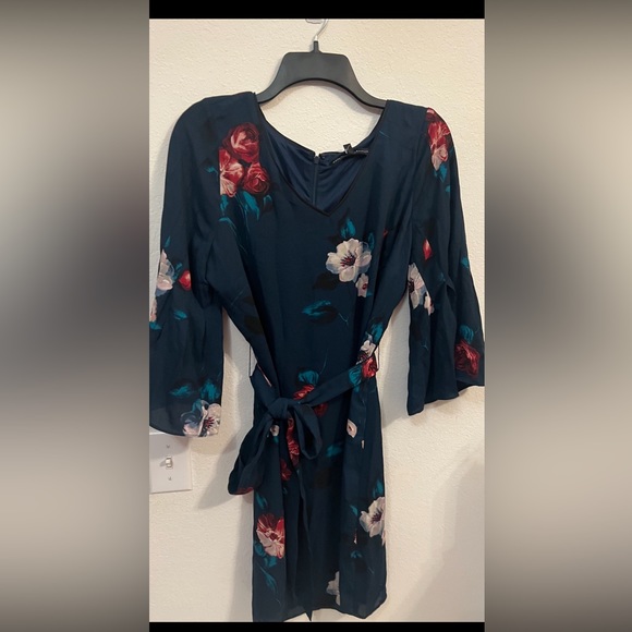 WHBM Bell-Sleeve Soft Floral-Print Shift Dress - Picture 13 of 16